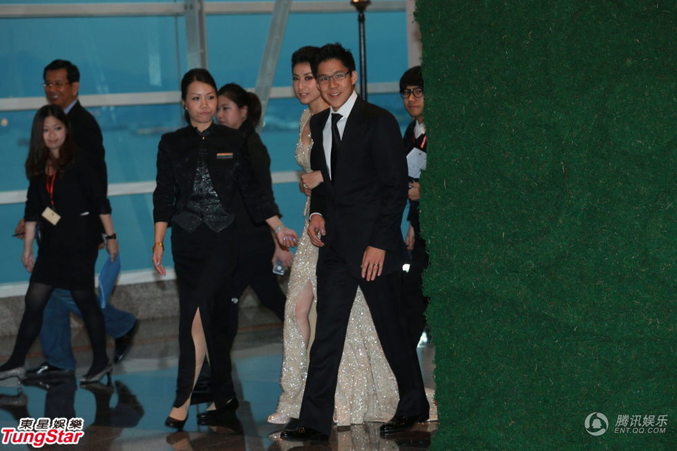 11日下午5點半，郭晶晶手挽霍啟剛出場，這是他們婚后首度在媒體前亮相。