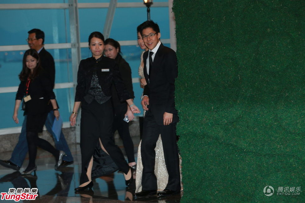 11日下午5點半，郭晶晶手挽霍啟剛出場，這是他們婚后首度在媒體前亮相。