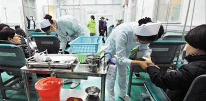 青島最美小護士:脫大衣給老漢 發燒裹床單值夜班