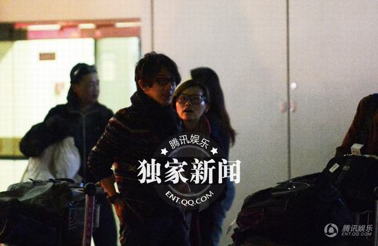 劉謙攜嫩模女友王希怡回京 機場瞄辣妹女友吃醋