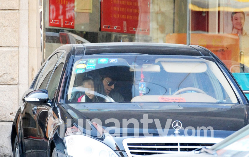 陳坤同家人吃飯父愛大爆發 抱小蘿莉秀親密