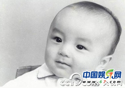 當紅名嘴罕見童年萌照曝光 謝娜撒嬌賣萌歐弟天生性感厚唇