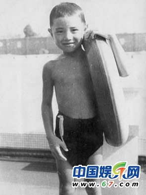 當紅名嘴罕見童年萌照曝光 謝娜撒嬌賣萌歐弟天生性感厚唇