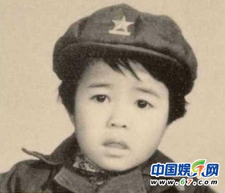 當紅名嘴罕見童年萌照曝光 謝娜撒嬌賣萌歐弟天生性感厚唇