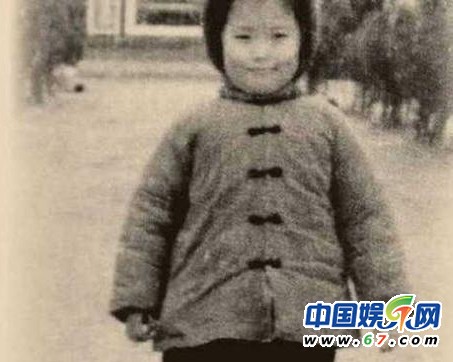 當紅名嘴罕見童年萌照曝光 謝娜撒嬌賣萌歐弟天生性感厚唇