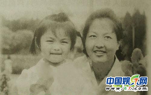 當(dāng)紅名嘴罕見童年萌照曝光 謝娜撒嬌賣萌歐弟天生性感厚唇