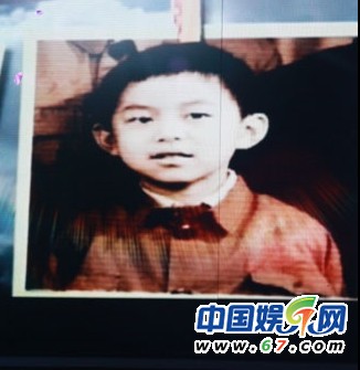 當紅名嘴罕見童年萌照曝光 謝娜撒嬌賣萌歐弟天生性感厚唇