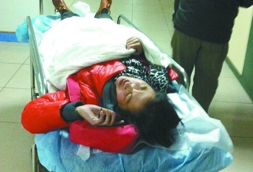 駕校門口練車釀禍 教練車斜坡上撞傷學員