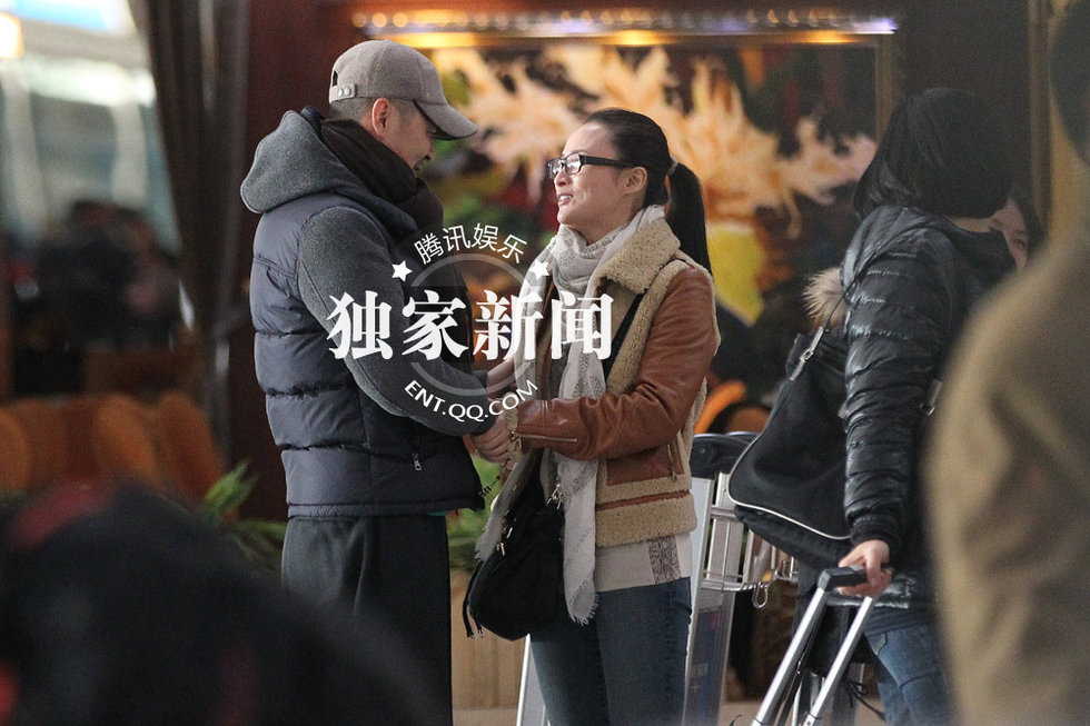 陳建斌送蔣勤勤戀戀不舍 蔣勤勤素顏出門顯老態