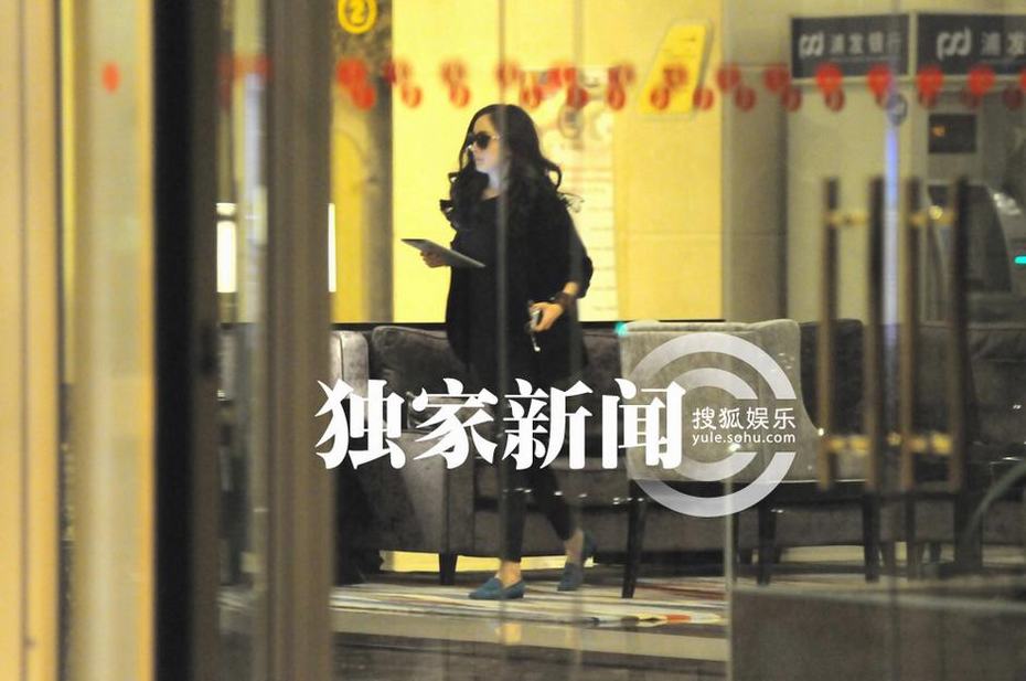 楊冪深夜入住酒店 大堂沙發側臥打游戲