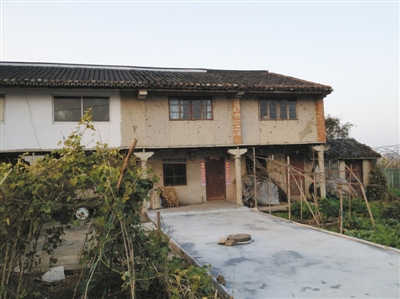 19日，事發地藍孔雀幼兒園，小朋友在門口玩轉椅。園長已被免職。