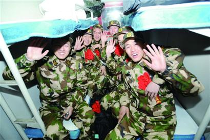 青島310名好男兒赴藏當兵 火車站唱軍歌啟程