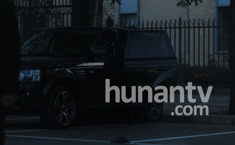 佟大為幼兒園接女兒放學