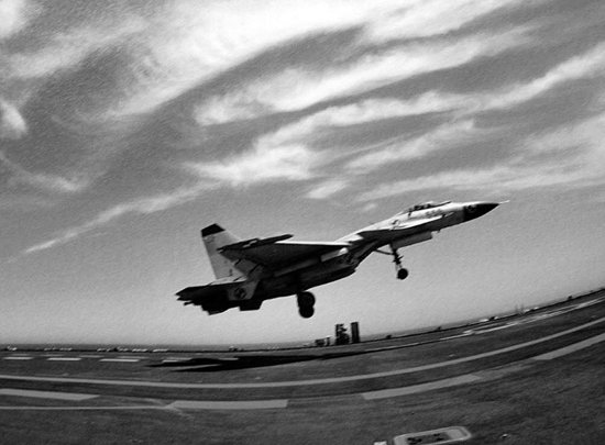 中國航母艦載機殲-15著艦成功 合練技術已具備