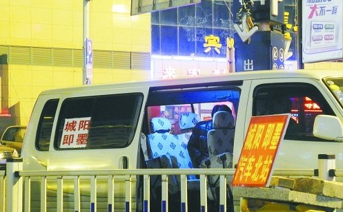 青島火車站周邊打車亂象調查 黑車扎堆攬客