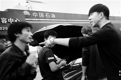 10月4日,洗車行領班(圖右)斥責智障工吳發兵的哥哥吳劍兵。