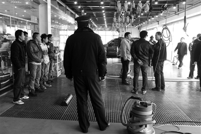 11月21日,警方突查洗車行,控制涉嫌毆打智障工的洗車行領班。