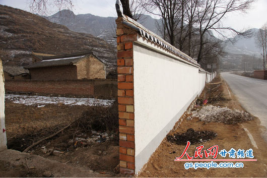 甘肅漳縣大草灘鄉新聯村，“遮羞墻”外景較為整潔（人民網記者 高翔 張鵬 隋欣 攝）