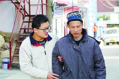 堅(jiān)強(qiáng)男生邊考研邊照顧病重父親 白水燉白菜