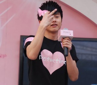 張杰文章豎中指不雅照曝光 文章當街調戲馬伊琍