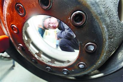 310公交車行駛中左后輪脫隊(duì) 獨(dú)自向前溜達(dá)