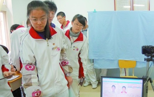 青島58中高三生在進行高考報名指紋采集。