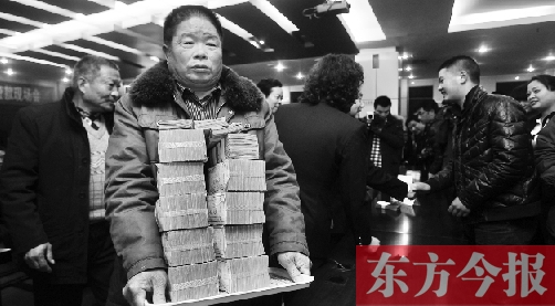 老卞領到九十余萬的執行款后，忍不住流下了熱淚