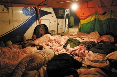 前日凌晨，迪溝鎮村民輪流排班徹夜看守被扣留的大巴車（該大巴曾用于接訪），沒輪到“值班”村民在大巴車旁搭起帳篷。新京報記者