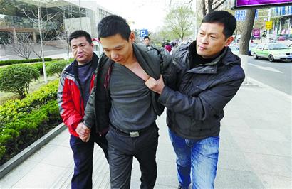 年底代開發票“生意興隆”記者順藤摸瓜“釣”出假發票販子并聯合警方將其抓獲