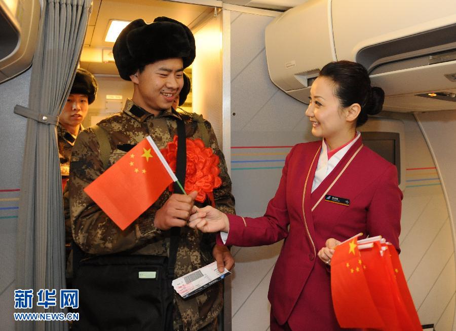 坐著飛機去當兵