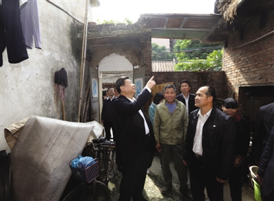 12月7日至11日，中共中央總書記、中央軍委主席習近平在廣東省考察工作。這是習近平在順德黃龍村看望村民張錫堯一家。看到房間有漏水的痕跡，他要求當地幫助解決。新華社記者 蘭紅光 攝