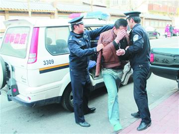 哥不是搶劫，是“借”怕的哥不給，才拿刀