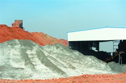 河套村莊驚現“挖土大軍”