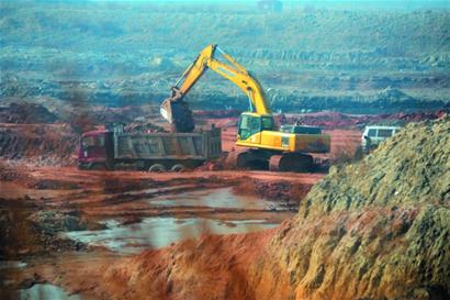 河套村莊驚現“挖土大軍”