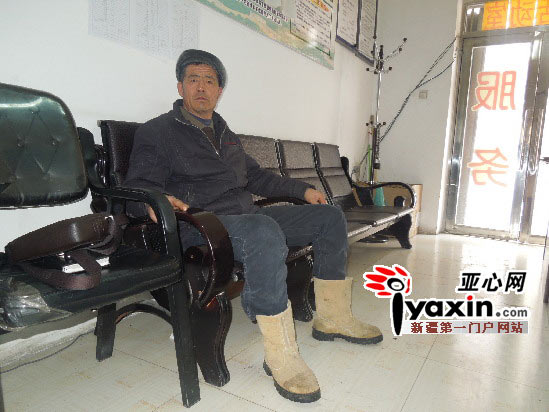 圖說：12月10日，賈國強在沙灣縣法律援助中心等待去交涉執行案款。