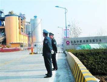 嘩!傾瀉水泥料悶死司機(jī) 嘩!傾瀉水泥料悶死司機(jī)