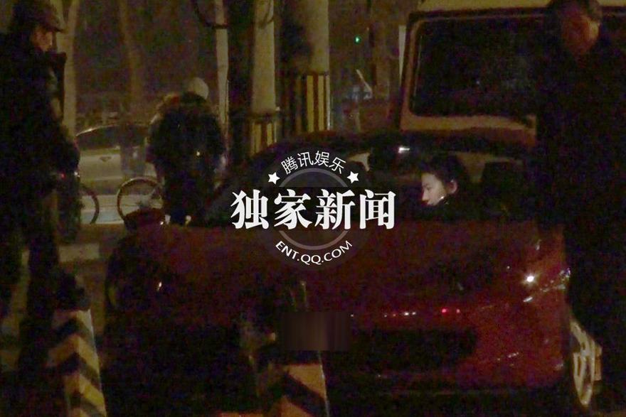 劉亦菲攜“綿羊音”曾軼可會干爹 陳金飛貼身當代駕