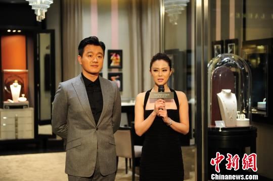 佟大為攜妻子關悅亮相沈陽。