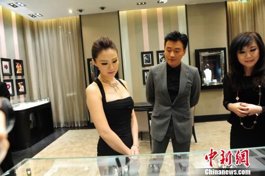 佟大為攜妻子關悅亮相沈陽。