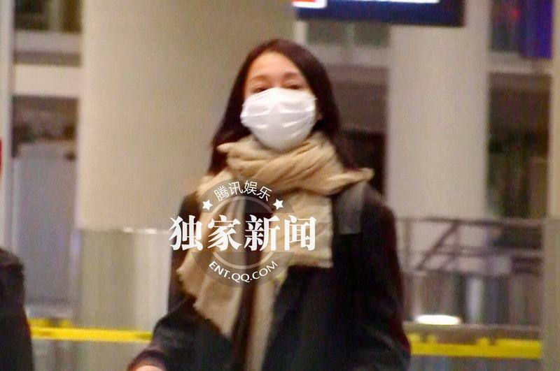 周迅深夜獨自回京 大口罩遮面顯低調