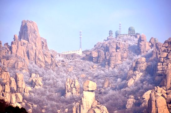 市區降下今冬第一場小雪 巨峰現霧凇奇觀