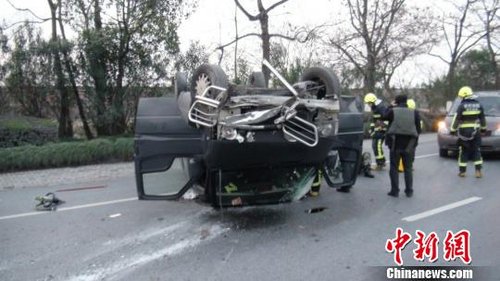 杭州氣溫過冰點 一運鈔車因為路滑剎車不穩翻車