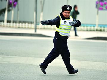 協警員薛海濤在山東路延吉路路口指揮交通的獨特模式引來粉絲贊嘆