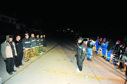 24人大搜救風雪夜盼歸人 24人大搜救風雪夜盼歸人