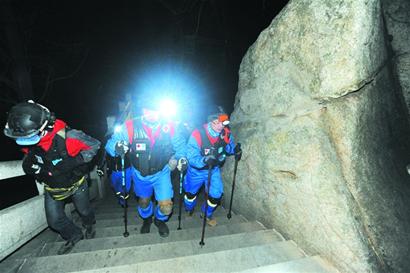 24人大搜救風雪夜盼歸人 24人大搜救風雪夜盼歸人