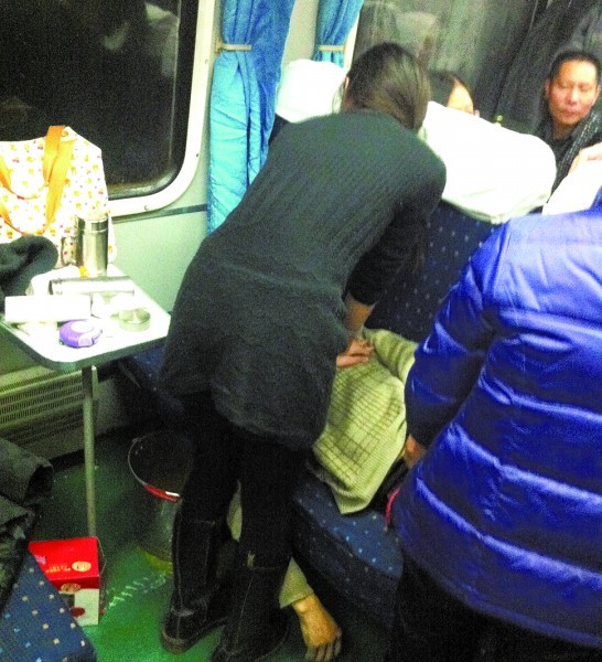 最美女孩列車上人工呼吸救老人 最美女孩列車上人工呼吸救老人