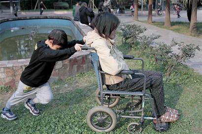 李克強批示“十歲男孩照顧母親故事” 醫療費用將減免