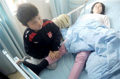 李克強批示“十歲男孩照顧母親故事” 醫療費用將減免