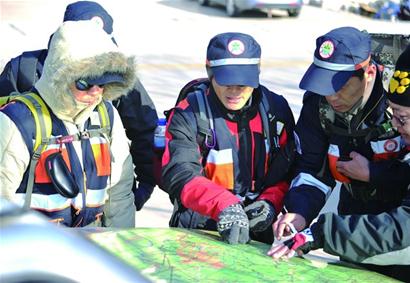 500人接力嶗山繼續搜救老高 已困103小時