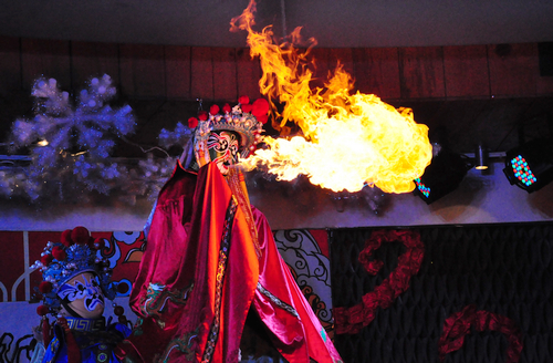 青島平安夜盛行中國風 川劇變臉引爆全場